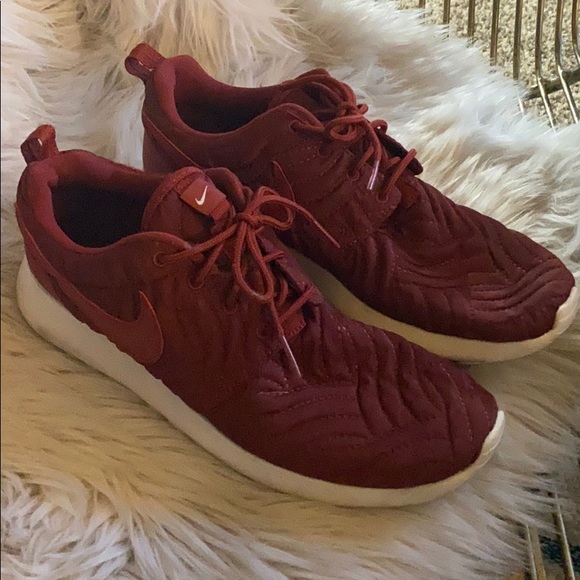 Nike Roshe Run. Red nylon, size 7.5 - Picture 1 of 4